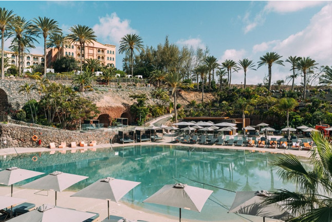 Cuevas Privadas: Day Pass con Cóctel, Brocheta de Fruta, Cerveza, Agua y Botella de Moët Chandon en Lagoon Beach Club (Fuerteventura)