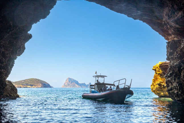 Excursión en Lancha Privada con Snorkel y Stand Up Paddle a Es Vedrà y Atlantis (Sant Antoni de Portmany, Ibiza)
