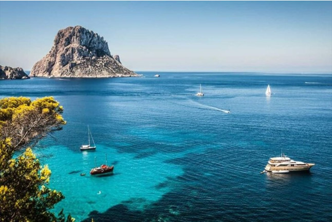 Excursión en Lancha Privada con Snorkel y Stand Up Paddle a Es Vedrà y Atlantis (Sant Antoni de Portmany, Ibiza)