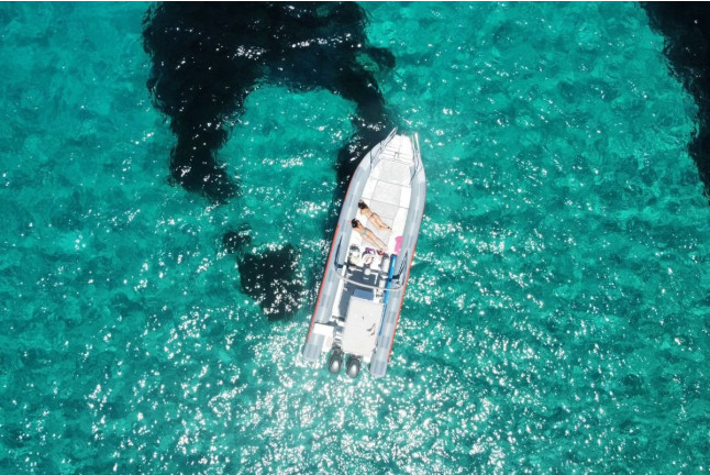 Excursión en Lancha Privada con Snorkel y Stand Up Paddle a Es Vedrà y Atlantis (Sant Antoni de Portmany, Ibiza)