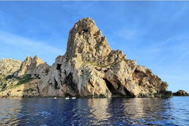 Excursión en Lancha Privada con Snorkel y Stand Up Paddle a Es Vedrà y Atlantis (Sant Antoni de Portmany, Ibiza)