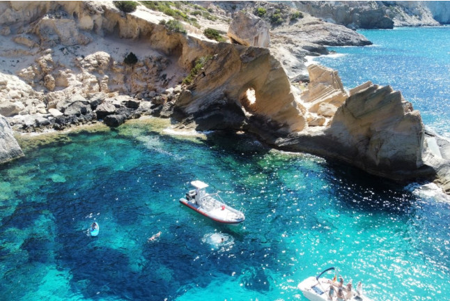 Excursión en Lancha Privada con Snorkel y Stand Up Paddle a Es Vedrà y Atlantis (Sant Antoni de Portmany, Ibiza)