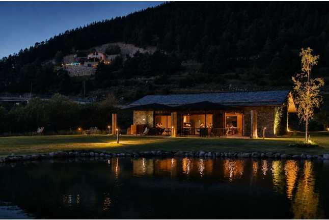 Escapada con Desayuno y Pack Romántico en Junior Suite en Les Pardines 1819 Mountain Suites & SPA (Encamp, Andorra)