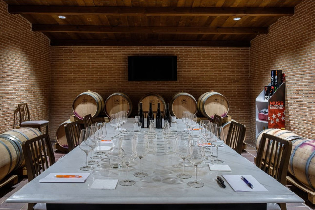 Visita a Bodega, Coupage, Cata de Vinos y Maridaje de Ibéricos para dos en Bodegas Licina (Morata de Tajuña, Madrid)