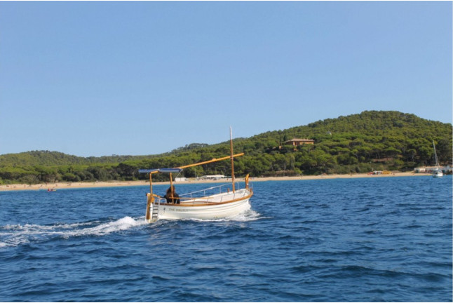 Paseo Privado en Llaüt con Opción a Aperitivo y Bebidas o Comida para dos (Calella de Palafrugell, Girona)