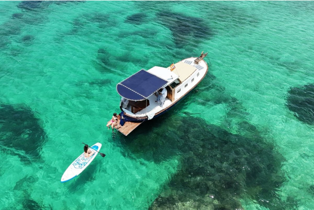 Paseo en Llaüt Tradicional Mallorquín con Aperitivo, Snorkel y Paddle Surf para dos (Alcúdia, Mallorca)