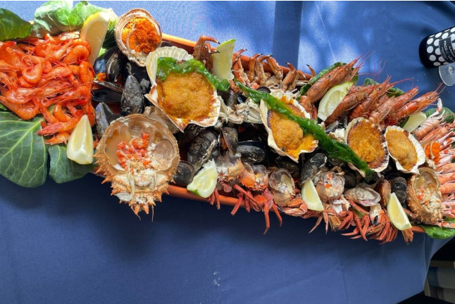 Escapada en Hotel Playa Las Sinas con Mariscada de 1 Metro y Albariquiño para dos (Vilanova de Arousa, Pontevedra)