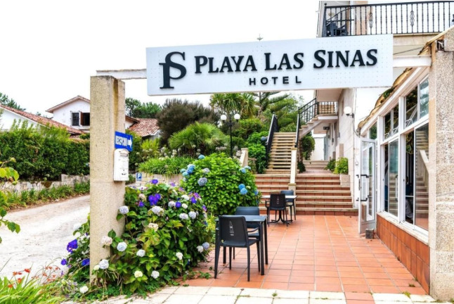 Escapada en Hotel Playa Las Sinas con Mariscada de 1 Metro y Albariquiño para dos (Vilanova de Arousa, Pontevedra)