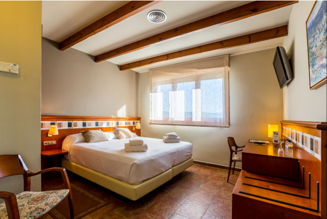 Escapada con Cena y Visita de Enoturismo con Cata de Vinos de la D.O. Pla de Bages en Hotel Mas de la Sala 4* (Barcelona) 