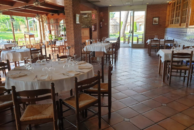 Escapada con Cena y Visita de Enoturismo con Cata de Vinos de la D.O. Pla de Bages en Hotel Mas de la Sala 4* (Barcelona) 