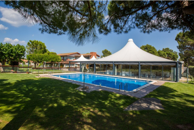 Escapada con Visita de Enoturismo y Cata de Vinos de la D.O. Pla de Bages en Hotel Mas de la Sala 4* (Barcelona)