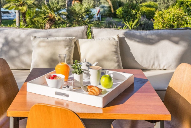Escapada con Desayuno en Hotel Mas Lazuli 4* Sup (Pau, Girona)