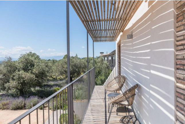 Escapada con Bañera de Hidromasaje en Suite Lazuli en Hotel Mas Lazuli 4* Sup (Pau, Girona)