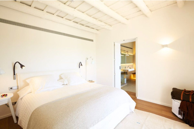 Escapada con Bañera de Hidromasaje en Suite Lazuli en Hotel Mas Lazuli 4* Sup (Pau, Girona)