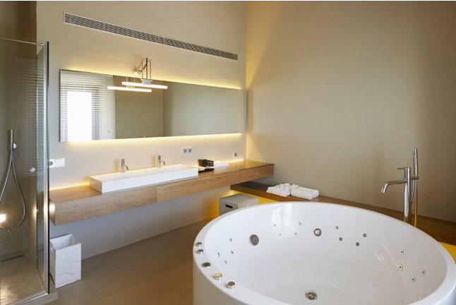 Escapada con Bañera de Hidromasaje en Suite Lazuli en Hotel Mas Lazuli 4* Sup (Pau, Girona)