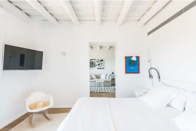 Escapada con Bañera de Hidromasaje en Suite Lazuli en Hotel Mas Lazuli 4* Sup (Pau, Girona)