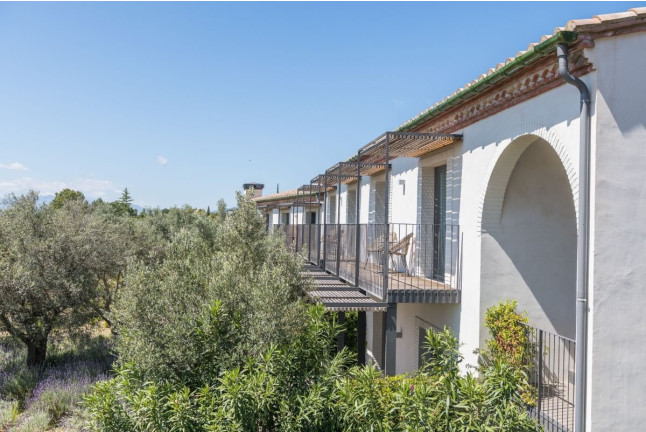 Escapada con Bañera de Hidromasaje en Suite Lazuli en Hotel Mas Lazuli 4* Sup (Pau, Girona)