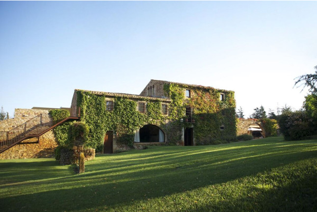 Escapada con Desayuno en Habitación Doble Deluxe o Suite Junior de Mas Salvi Country Boutique Hotel 4* (Pals, Girona)