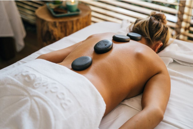 Masaje de Piedras Volcánicas en Novva Estética Avanzada & Antiaging (Chiclana de la Frontera, Cádiz)