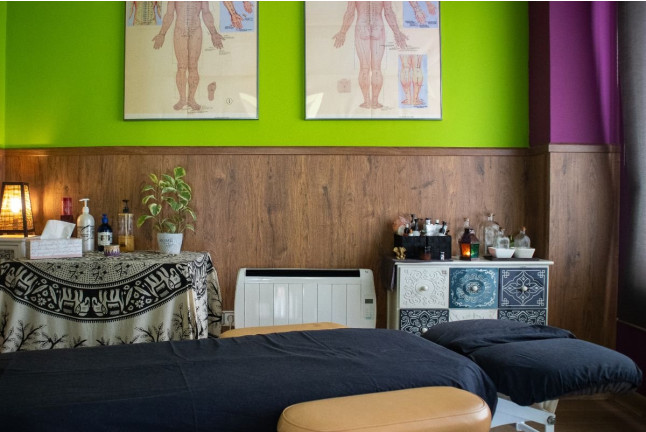 Masaje Corporal Relajante con Aceites Esenciales y Tratamiento Facial Regenerador en Alqiro (Madrid)