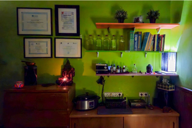 Masaje Corporal Relajante con Aceites Esenciales y Tratamiento Facial Regenerador en Alqiro (Madrid)