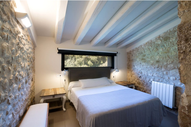 Escapada con Desayuno, Vino y Bombones en Hotel Masia Can Clotas (Cistella, Girona)