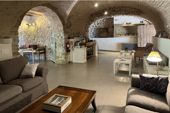 Escapada con Desayuno, Vino y Bombones en Hotel Masia Can Clotas (Cistella, Girona)