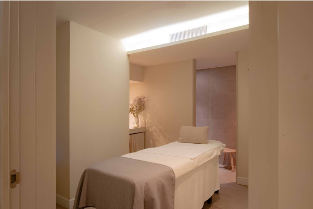 Piscina Exterior y Deep Tissue Massage en Nure Spa del Hotel ME Sitges Terramar 5* (Sitges, Barcelona)