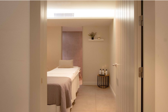 Piscina Exterior y Deep Tissue Massage en Nure Spa del Hotel ME Sitges Terramar 5* (Sitges, Barcelona)
