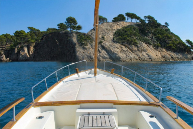 Paseo Privado en Barco Menorquín con Opción a Aperitivo y Bebidas o Comida para dos (Palamós, Girona)