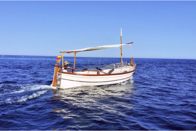Paseo Privado en Barco Menorquín con Opción a Aperitivo y Bebidas o Comida para dos (Palamós, Girona)