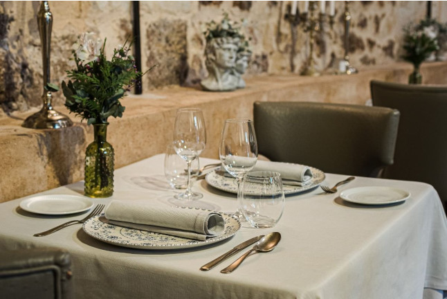 Menú Tradicional Salmantino con Vino en Hospes Palacio de San Esteban 5* (Salamanca)