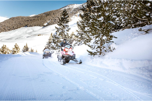 Ruta en moto de nieve para 1 ó 2 personas por el Valle del Ampriu (Cerler, Huesca)