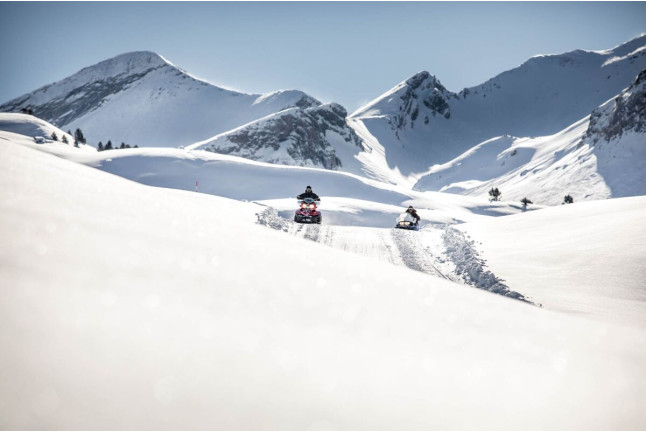 Ruta en moto de nieve para 1 ó 2 personas por el Valle del Ampriu (Cerler, Huesca)