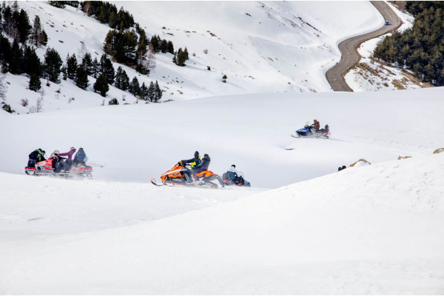 Ruta en moto de nieve para 1 ó 2 personas por el Valle del Ampriu (Cerler, Huesca)