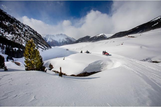 Ruta en moto de nieve para 1 ó 2 personas por el Valle del Ampriu (Cerler, Huesca)