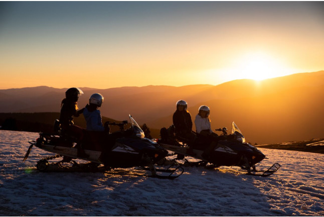 Excursión Nocturna en Moto de Nieve y Cena (Andorra)