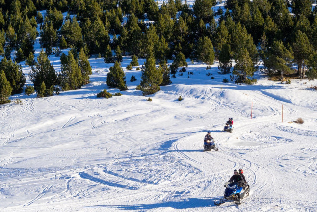 Ruta con Motos de Nieve en Naturland (Andorra)