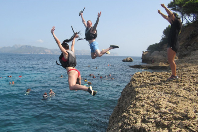 Experiencia Multiaventura: Jeeps, Kayak, Cueva Marina, Salto desde Acantilado y Snorkel con Picnic y Fotos (Alcúdia, Mallorca)