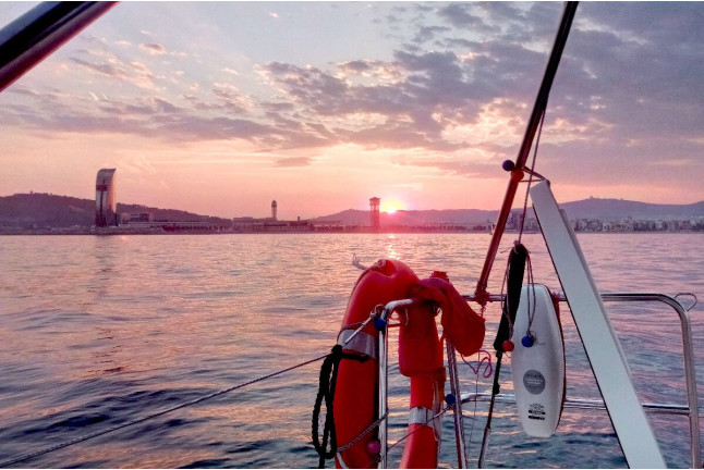 Salida en Velero Compartida con Puesta de Sol y Noche Privada a Bordo para dos (Barcelona)
