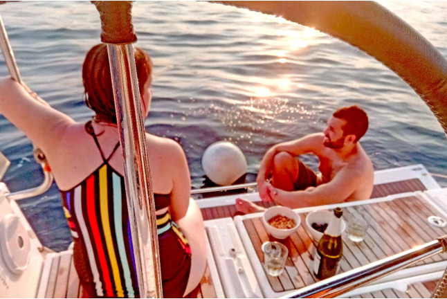 Salida en Velero Compartida con Puesta de Sol y Noche Privada a Bordo para dos (Barcelona)