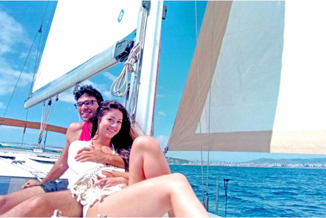 Paseo Romántico en Velero con Puesta de Sol y Noche Privada para dos (Barcelona)