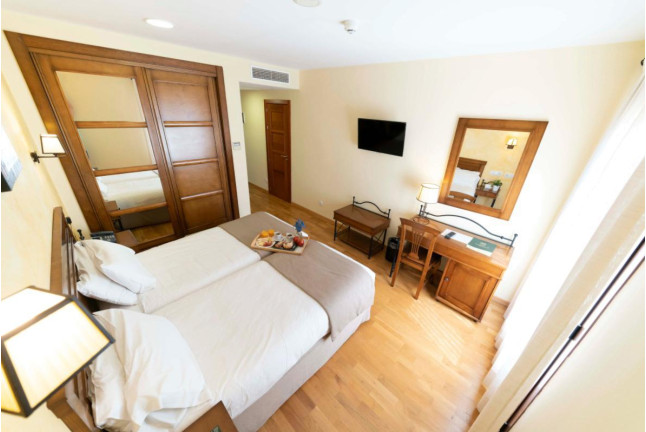 Noche Romántica con Spa en Hotel Comendador 4* y Vuelo en Avioneta 45' (Madrid)
