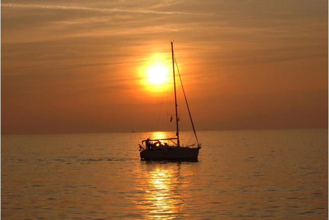 Noche en Velero y Paseo para ver la Puesta de Sol (Castelldefels, Barcelona)