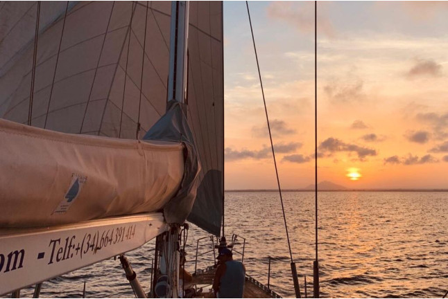 Puesta de Sol, Cena y Noche Romántica en Velero para dos (La Manga del Mar Menor, Murcia)