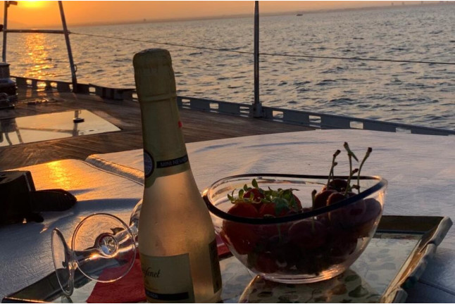 Puesta de Sol, Cena y Noche Romántica en Velero para dos (La Manga del Mar Menor, Murcia)