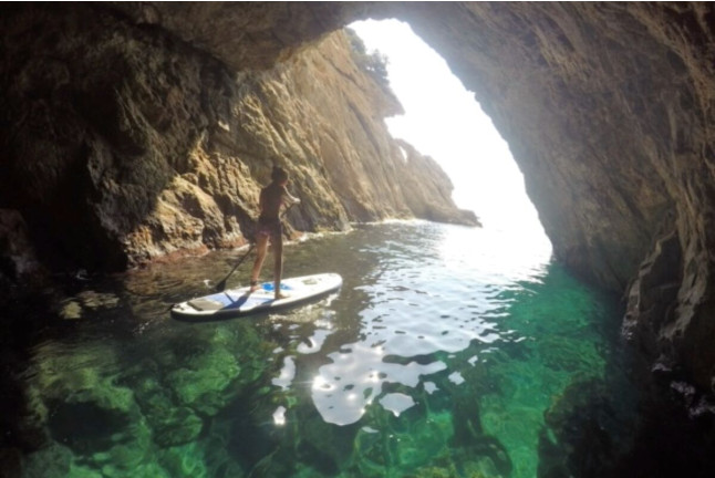 Tour en Paddle Surf por las Cuevas de Tossa de Mar (Girona)