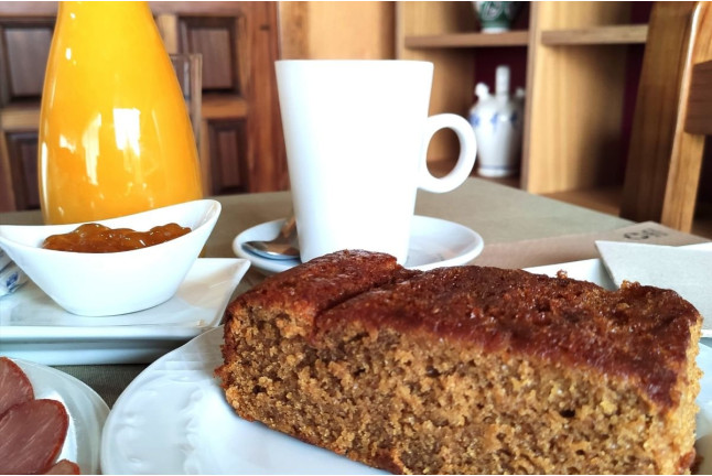 Noche entre Viñedos: Escapada con Desayuno y Visita a Bodega Pago de Tharsys con Cata y Embutidos para dos (L-J) (Valencia) 