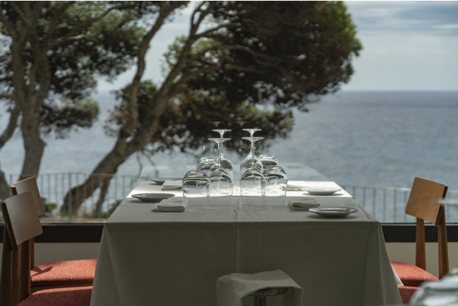 Mesa para dos: Comida o Cena para dos personas en Parador de Aiguablava (Girona)