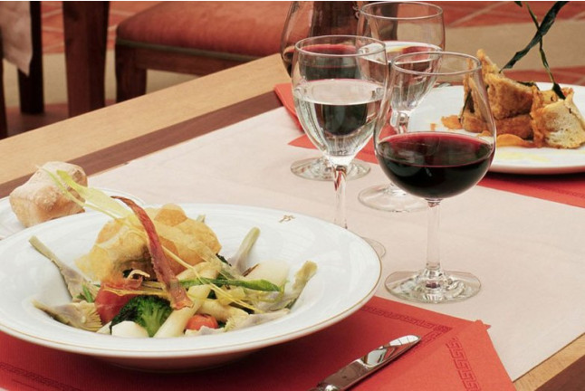 Mesa para dos: Comida o Cena para dos personas en Parador de Santo Domingo Bernardo de Fresneda (La Rioja)